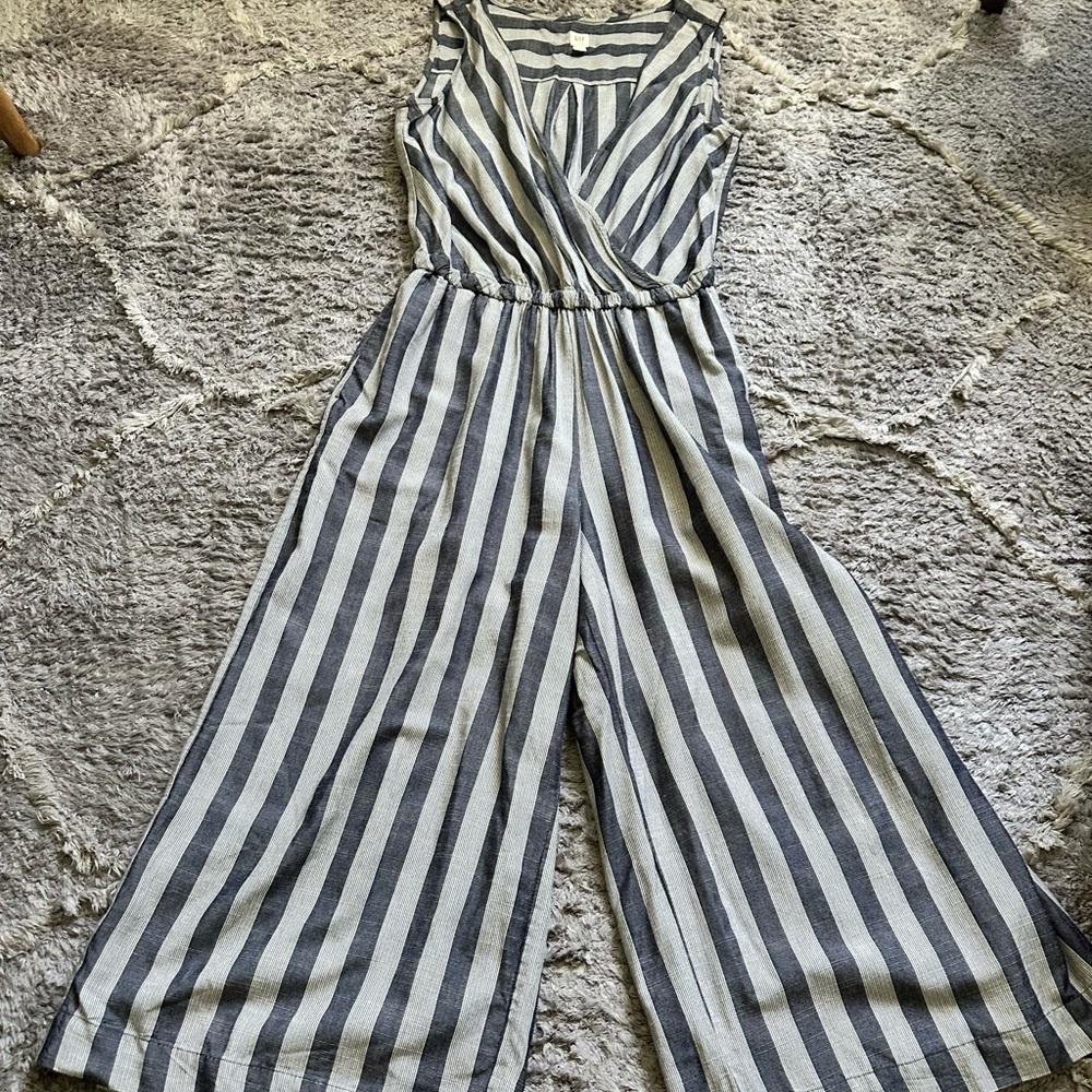 GAP Gray and White Striped Jumpsuit & with tie belt. Clear out sale‼️